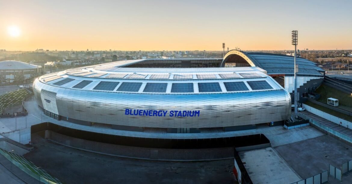 Bluenergy stadium solar farm in het centrum van de eerste