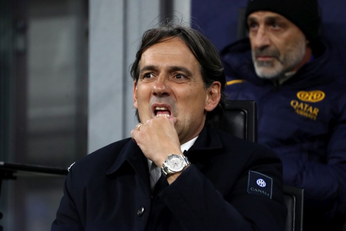 Inzagi checks the pavad ankle's spine before barcelona vs. inter