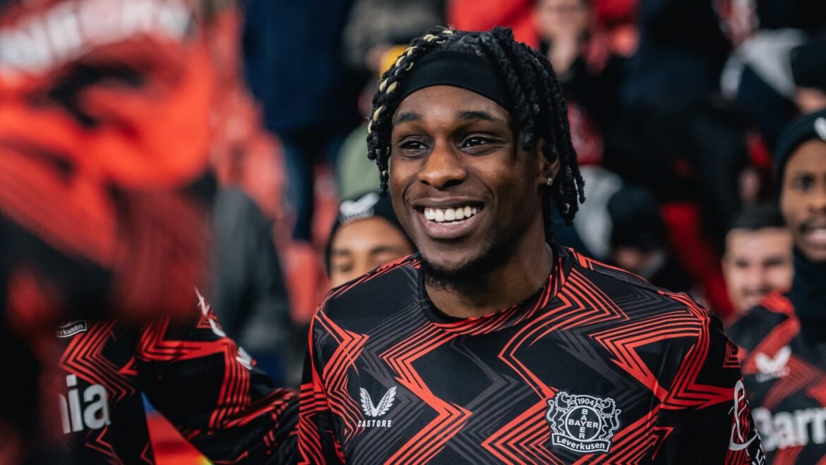 Jeremie frimpong draagt ​​het liverpool shirtnummer dat in een decennium