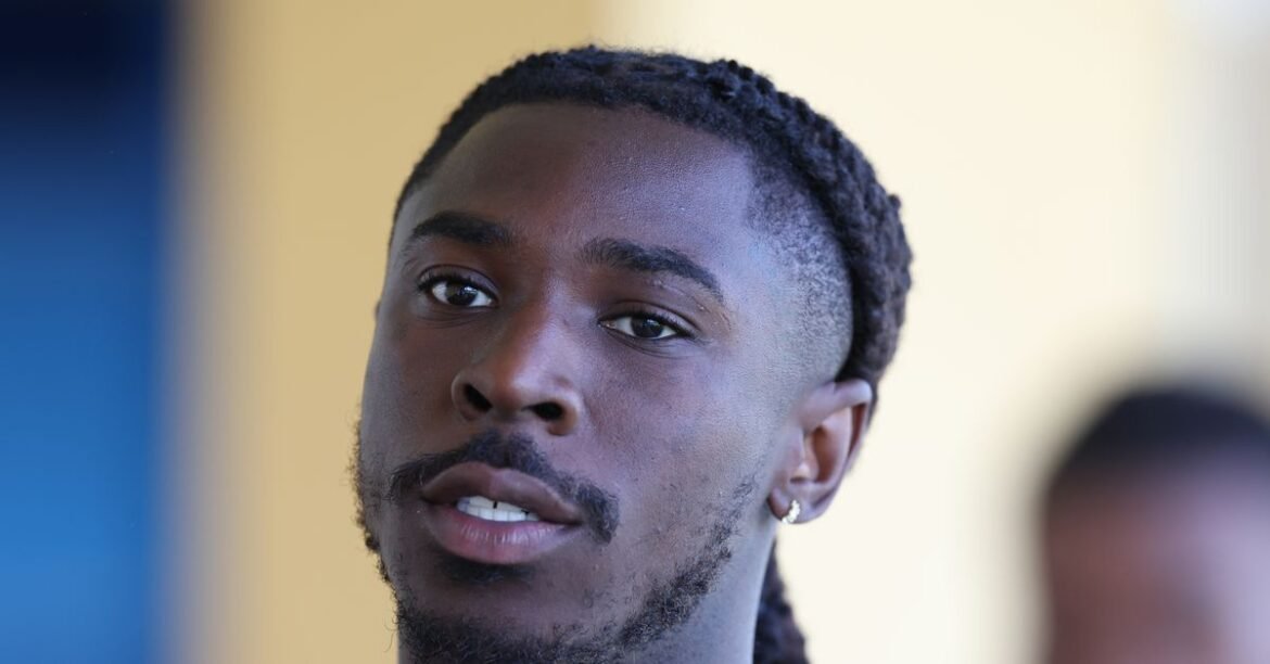 Inchecken op moise kean terwijl de mercato om hem heen