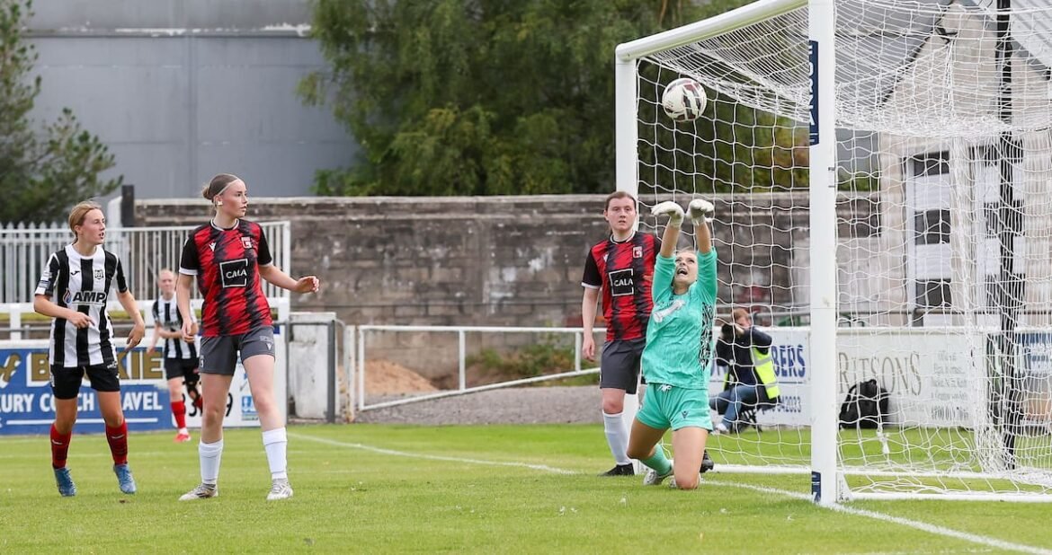 De gepromoveerde partijen schijnen terwijl het schotse damesvoetbalseizoen van start