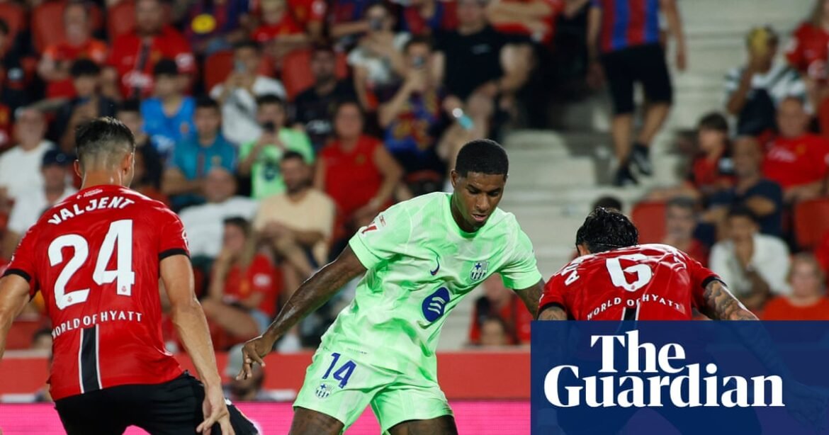 Marcus rashford maakt debuut terwijl barcelona wandelt na negen man mallorca