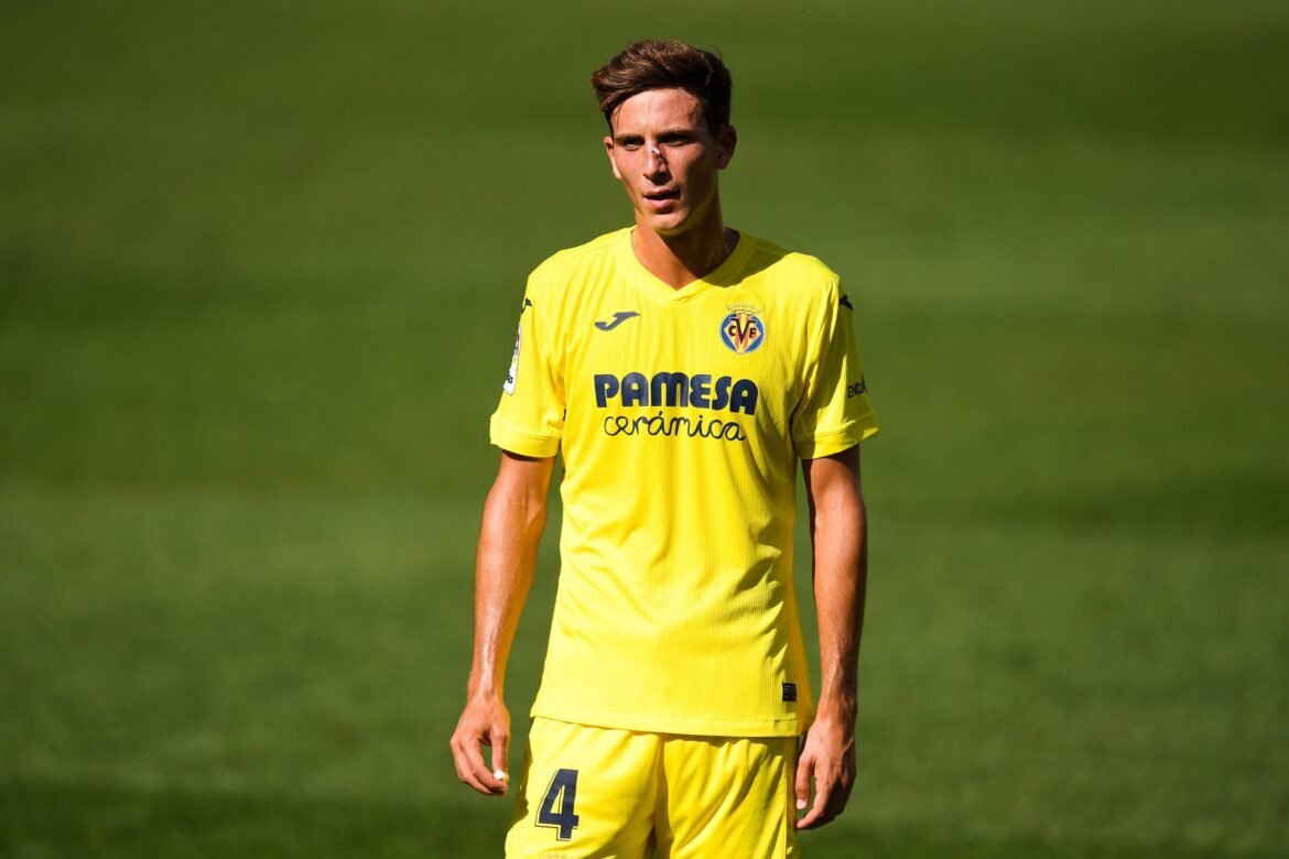 Real madrid kijkt naar pau torres van villarreal terwijl ze