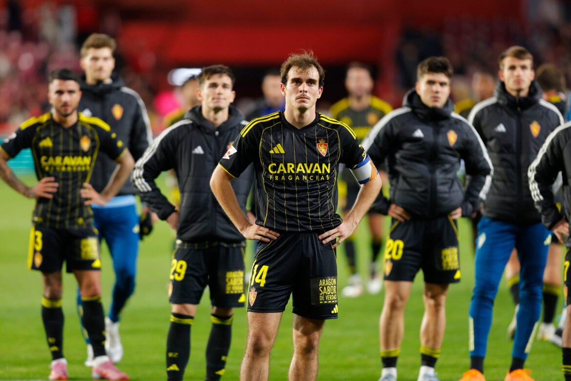 De schuifdeuren van Segunda terwijl Zaragoza naar de uitgang kijken