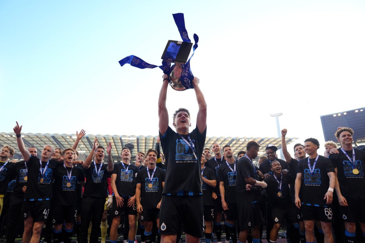 Razvan Lucescu feliciteert Christos Tzolis met de transfer naar Arsenal